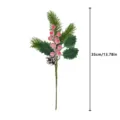 Künstlicher Weihnachts-Tannenzweig mit Zapfen und frostigen Beeren für Feiertagsdekoration. - Weihnachts-Picks