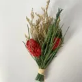 Détail de petit bouquet de fleurs séchées, accessoire déco végétal naturel bureau. - Herbe verte avec boule d'allium rouge foncé