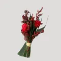 Gros plan detail du bouquet de fleurs sechees preservees rouges avec feuilles vertes et ficelle. - Boule d'allium rouge et feuilles bordeaux