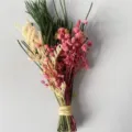 Gros plan detaille d un joli bouquet de fleurs sechees colorees avec gypsophile et vert. - Bourgeon de Fleur Rose