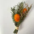 Petit bouquet de fleurs séchées naturelles avec pommes de pin pour déco cadeau. - Herbe verte et boules d'allium orange