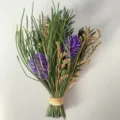 Vue rapprochée détaillée du bouquet de fleurs séchées avec bourgeons violets et aiguilles. - Herbe verte et boules d'allium violettes