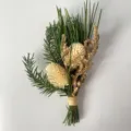 Mini bouquet de fleurs séchées naturelles avec pommes de pin et aiguilles pour décor. - Herbe verte et boules d'allium blanc crème