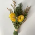 Détail de mini bouquet de fleurs séchées, décoration végétale naturelle, ornement. - Herbe verte et boules d'allium jaunes