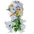 Eleganter kaskadierender Brautstrauß mit blauen und weißen Kunstrosen für Hochzeiten - 220g/Pack / Blau
