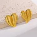 Gros plan détaillé de boucles d'oreilles cœur en or texturé avec motif nervuré élégant - Coeur à Côtes Plissé 3D (9)
