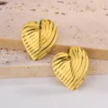 Vue détaillée de boucles d'oreilles cœur dorées avec une surface texturée élégante. - Coeur Plissé à Vagues (8)