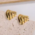 Zoom sur les boucles d'oreilles cœur en acier titane doré avec texture nervurée. - Coeur à Vagues en Spirale (3)