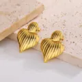 Boucles d'oreilles cœur dorées texturées élégantes au design de luxe français - Coeur à Rayures Verticales (6)