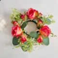 Vista detallada de corona de velas de rosas artificiales con hojas verdes de hogar - Rosa rojo