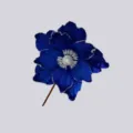 Dettaglio fiore di Natale artificiale blu, bordi argentati glitterati per decorazioni festa. - Blu