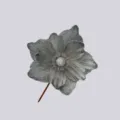 Vista ravvicinata e dettagliata del fiore artificiale grigio glitterato con texture. - Argento
