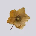 Dettaglio fiore artificiale glitterato oro squisito, ideale per decorazione albero Natale. - Oro