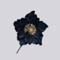 Primo piano dettaglio del fiore di Natale artificiale in velluto con bordi e stelo glitter. - Blu Scuro