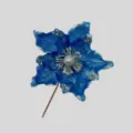 Dettaglio in primo piano del fiore natalizio artificiale blu con glitter argento e stelo. - Blu