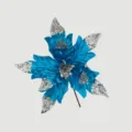 Makro-Detail einer künstlichen blauen Weihnachtsblume mit silbernen Glitzerblättern - Blau