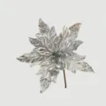 Nahaufnahme einer silbernen künstlichen Weihnachtsblume mit Pailletten und Glitzer - Silber