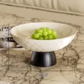 Frutero circular de lujo en color beige con base negra y patrón de diamantes, 25 cm - Patrón Geométrico de Diamante (3688) / Diámetro 25cm x Altura 12.5cm / Plato Blanco Base Negra