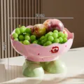 Portafrutta rosa moderno con simpatica base a stivale verde, 24 cm largo x 15 cm alto - Diametro 24cm (Altezza 15cm) / Piatto Rosa + Base Scarpa Verde