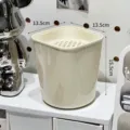 Minimalistischer Mülleimer in Creme für den Schreibtisch mit Teefilter, 13,5x15,5 cm. - Abtropfmodell mit Filtersieb / Cremeweiß