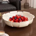 Moderne weiße Obstschale in Blumenform für Couchtisch, 29 cm Durchmesser - Blütenblatt-Stil / Creme