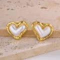 Boucles d'oreilles puces cœur dorées style français avec incrustation nacrée blanche - Incrustation Coeur Texture Martelée (1)