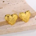 Élégantes boucles d'oreilles cœur dorées de style français avec un design nervuré - Coeur Enveloppé à Côtes (7)