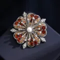 Eleganter silberfarbener Blumenbrosche mit bernsteinfarbenen Kristallen und Perle - Rot