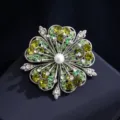 Eleganter Luxus Blumen-Brosche mit grünen Kristallen und weißer Perle auf silberner Basis - Grün