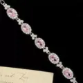 Bracelet élégant en zircon rose avec accents papillon et cristaux ovales - Bracelet petit papillon rose fraise