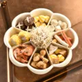 Μινιμαλιστικό κρεμ περιστρεφόμενο πιάτο hot pot σε σχήμα λουλουδιού με 8 χωρίσματα - Στυλ Περιστρεφόμενο Λουλούδι Εννέα Διαμερισμάτων / κρεμ