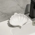 Creative white ceramic shell-shaped soap dish with self-draining design for bathroom - Basic Style / Ivory White