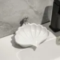 Creative white ceramic shell-shaped soap dish with cute silver bear figurine detail - Bear Style / Ivory White