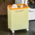 Cesto para ropa amarillo con borde naranja y ruedas para organizar el baño - Verde menta