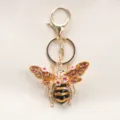 Eleganter Vintage-Bienen-Schlüsselanhänger mit lila Strasssteinen und rosa Blumen Taschenanhänger - Violetter Strass Stil / Gelbe Biene
