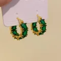 Eleganti orecchini a cerchio geometrici con strass smeraldo quadrati e finitura oro. - Verde (R1545)