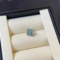 Elegante orecchino a lobo a quadrifoglio con pietra verde in raffinata scatola regalo - Fiore a Quattro Foglie Verde (R0040) / 1 Pezzo