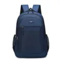 Vista detallada de la mochila azul impermeable y duradera con múltiples compartimentos. - Azul