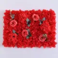 Gedetailleerd overzicht van kunststof rode rozen bloemenwandpaneel, perfect voor bruiloft decoratie. - Rood