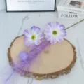 Dettaglio di fiore di cosmea viola artificiale, composizione floreale in seta per la casa. - Viola