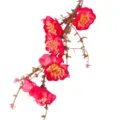 Vista macro detallada de vibrantes flores de ciruelo artificiales rojas en una rama - Rosa rojo