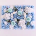 Kunstmatig blauw en wit rozen bloemenwand paneel achtergrond voor binnen bruiloft decor. - Blauw