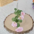 Künstliche rosa Kosmosblumen auf einer Holzscheibe für Hochzeit und Heimdekoration. - 4-Kopf Cosmos / Rosa