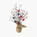 Detalle de decoración de ramas de estrellas patrióticas rojo blanco azul con base de yute rústico. - Árbol 02