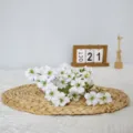 Vista detallada de flores de tung blancas artificiales, ideales para decoración del hogar. - Blanco