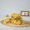 Primer plano detallado del ramo de pequeñas flores de tung artificiales para el hogar. - Naranja