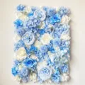 Elegante panel de pared de flores artificiales azul y blanco con rosas de seda para bodas - Azul cielo