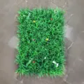 Panel de césped artificial verde con pequeñas flores coloridas para decoración de paredes. - Pared de Hierba Floral