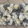 Elegante panel de pared de flores artificiales gris y blanco con rosas y hortensias - Gris claro