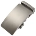 Dettaglio di una fibbia automatica in lega canna di fucile spazzolata per cinture da uomo. - Base Magnetica Spazzolata / Canna di Fucile Spazzolato Opaco